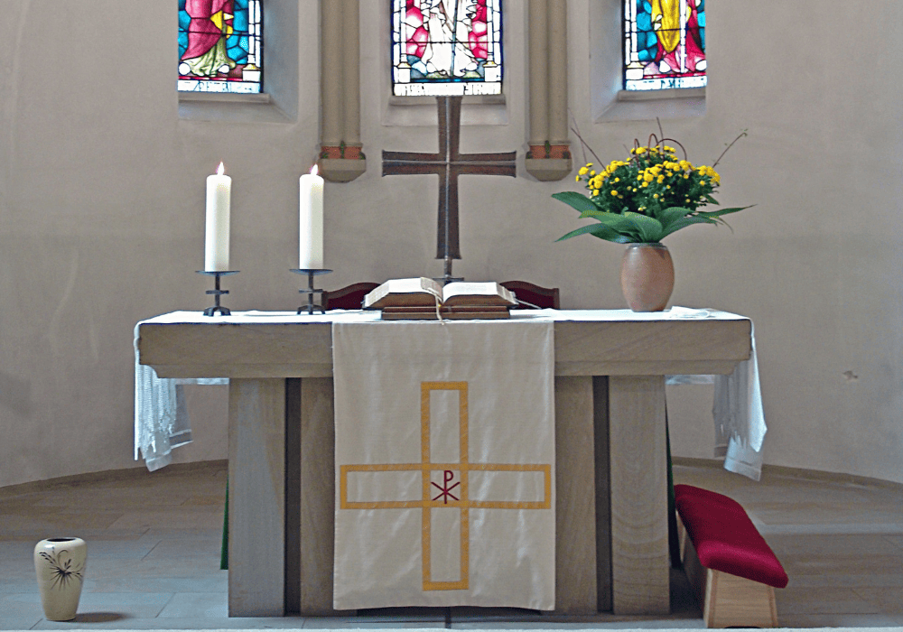 Viele Menschen verlassen die Kirche